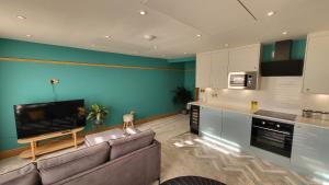 马盖特Sunset Point Apts - North Shore Suite的带沙发和平面电视的客厅