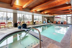 安克雷奇安克雷奇/市中心希尔顿欣庭套房酒店的一座带大型室内游泳池的大楼内的游泳池