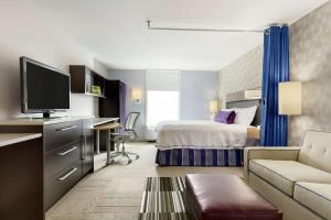 安克雷奇安克雷奇/市中心希尔顿欣庭套房酒店的酒店客房设有床和客厅。