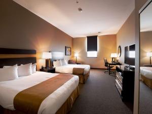 亚基马Hotel Maison Yakima Tapestry Collection by Hilton的酒店客房设有两张床和电视。