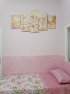 巴格里亚Holiday home La Rinascita的卧室的墙上装饰有四幅画作