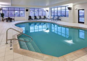 安克雷奇安克雷奇大使套房酒店的蓝色的大游泳池,位于酒店客房内