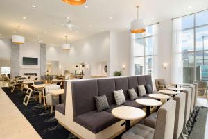 德雷珀Homewood Suites By Hilton SLC/Draper的带沙发和桌子的等候室