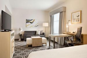 德雷珀Homewood Suites By Hilton SLC/Draper的酒店客房设有床和客厅。