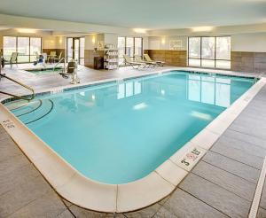 兰辛兰辛西部汉普顿套房酒店的大楼里一个蓝色的大泳池