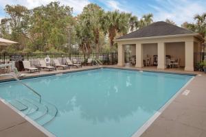 奥兰多Homewood Suites by Hilton Orlando Maitland的一个带椅子的大型游泳池