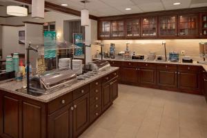 奥兰多Homewood Suites by Hilton Orlando Maitland的一个带木制橱柜和台面的大厨房