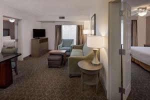奥兰多Homewood Suites by Hilton Orlando Maitland的酒店客房设有床和客厅。