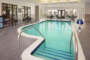 朗康科马Homewood Suites By Hilton Ronkonkoma的大楼内一个蓝色的大型游泳池