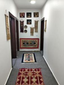 瓦迪穆萨Petra Magic Guest House的走廊上,墙上挂着地毯