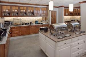 布卢明顿Homewood Suites by Hilton Minneapolis-Mall Of America的一个带木制橱柜和台面的大厨房