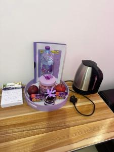 阿布扎比The Purple Place的一张桌子,上面放着一碗水果和一瓶水