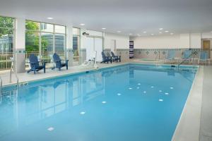 阿什本Embassy Suites by Hilton Dulles North Loudoun的大楼里一个蓝色的大泳池