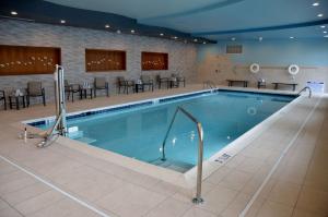 德卢斯亚特兰大东北格威内特舒格洛夫希尔顿合博套房酒店的在酒店房间的一个大型游泳池