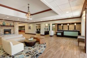 阿什本Homewood Suites by Hilton Dulles-North Loudoun的带沙发和壁炉的客厅