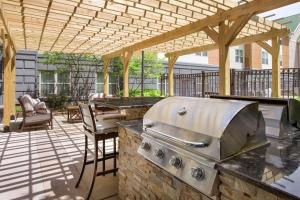 阿什本Homewood Suites by Hilton Dulles-North Loudoun的露台上的户外厨房配有烧烤架