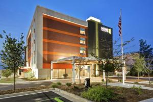 利西亚斯普林斯Home2 Suites By Hilton Atlanta Lithia Springs的带有读取酒店标志的办公楼