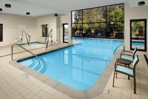 利西亚斯普林斯亚特兰大西/利西亚斯普林斯希尔顿花园酒店的一个带椅子、桌子和椅子的大型游泳池