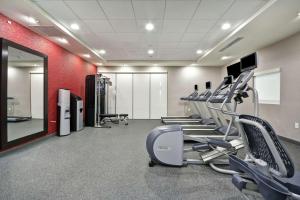 利西亚斯普林斯Home2 Suites By Hilton Atlanta Lithia Springs的健身房设有跑步机、椭圆机和红色的墙壁