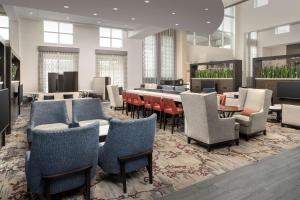胡佛Embassy Suites by Hilton Birmingham Hoover的酒店大堂设有桌椅