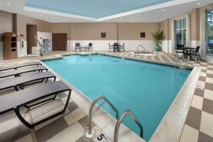 胡佛Embassy Suites by Hilton Birmingham Hoover的在酒店房间的一个大型游泳池