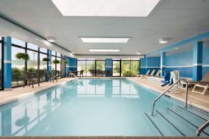 Lehighton利哈伊顿 - 吉姆索普汉普顿酒店的一个带蓝色墙壁和窗户的游泳池
