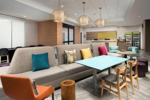 默夫里斯伯勒Home2 Suites By Hilton Murfreesboro的客厅配有沙发和桌子