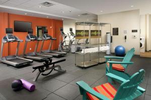 路易斯威尔易斯维尔东斯特波希尔顿欣庭套房酒店的一间健身房,里面设有数个健身器材
