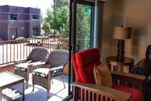塞多纳Cowboys & Angels - Classic Sedona style w/great location的客厅设有带椅子和窗户的阳台