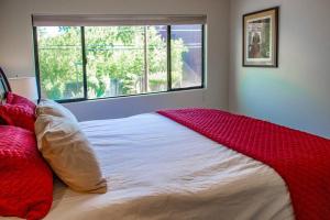 塞多纳Cowboys & Angels - Classic Sedona style w/great location的一间卧室配有一张床铺,床上铺有红色毯子