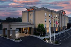 ClintonHampton Inn Knoxville Clinton I-75的汉普顿旅馆和套房的 ⁇ 染