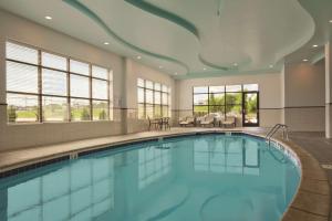 诺克斯维尔Embassy Suites by Hilton Knoxville West的游泳池位于酒店客房内,设有大型游泳池