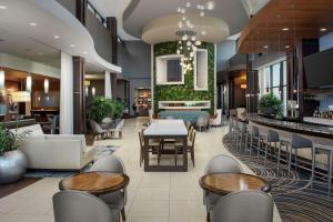 诺克斯维尔Embassy Suites by Hilton Knoxville West的酒店大堂设有桌椅