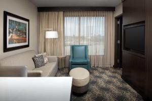 诺克斯维尔Embassy Suites by Hilton Knoxville West的带沙发、椅子和电视的客厅
