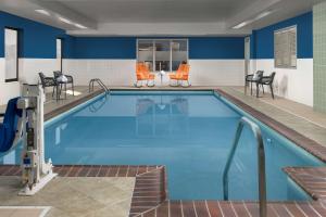 诺克斯维尔诺克斯维尔东部汉普顿酒店的一个带椅子和桌子的大型游泳池