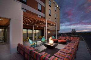 拉斯克鲁塞斯Home2 Suites By Hilton Las Cruces的酒店庭院设有火坑和椅子