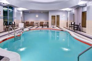 亚特兰大希尔顿亚特兰大周界邓伍迪汉普顿酒店及套房的游泳池位于酒店带桌椅的客房内