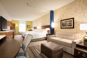 伯明翰伯明翰市中心希尔顿住宅2套房酒店的酒店客房设有床和客厅。