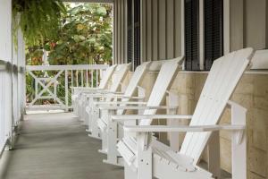新士麦那海滩新士麦那海滩汉普顿酒店的坐在门廊上的一排白色椅子