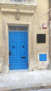 瓦莱塔Mandera's Boutique Suites & Dorms的建筑物一侧的蓝色门