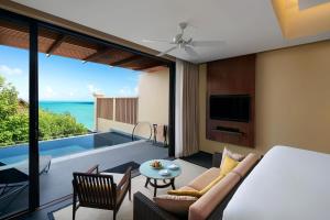 茶云莱海滩Vana Belle, A Luxury Collection Resort, Koh Samui的海景客房 - 带一张床