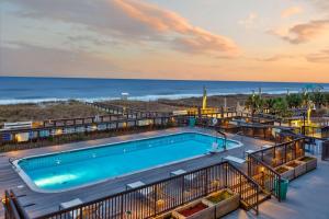 卡罗来纳比奇希尔顿卡罗莱纳州海滨汉普顿酒店 的阳台的游泳池,背景是大海