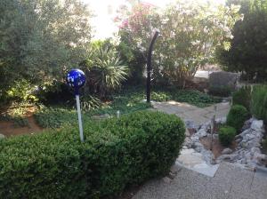 皮罗瓦茨Villa Manja的花园中一根杆子上的蓝色球