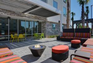 巴拿马城海滩Home2 Suites By Hilton Panama City Beach, Fl的庭院设有火坑和桌椅
