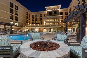 圣奥古斯丁Homewood Suites by Hilton St Augustine San Sebastian的游泳池中间有火坑的酒店