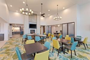 圣奥古斯丁Homewood Suites by Hilton St Augustine San Sebastian的用餐室配有桌椅