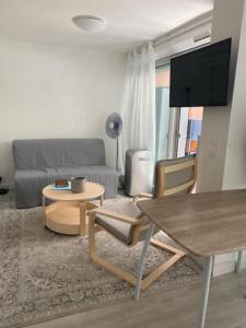 胡安莱潘Apartment cosy with terrace 200m from the sandy beaches wifi的客厅配有沙发和桌子