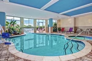维多利亚希尔顿花园酒店维多利亚的酒店的大型游泳池拥有蓝色的天花板