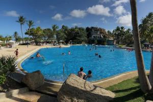 TucacasCasa en Caribbean con Wifi的一群人在度假村的游泳池里