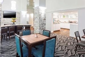 查塔努加Homewood Suites by Hilton Chattanooga - Hamilton Place的用餐室以及带桌椅的厨房。
